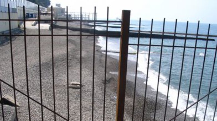 В Крыму хотят снести заборы и незаконные постройки на побережье