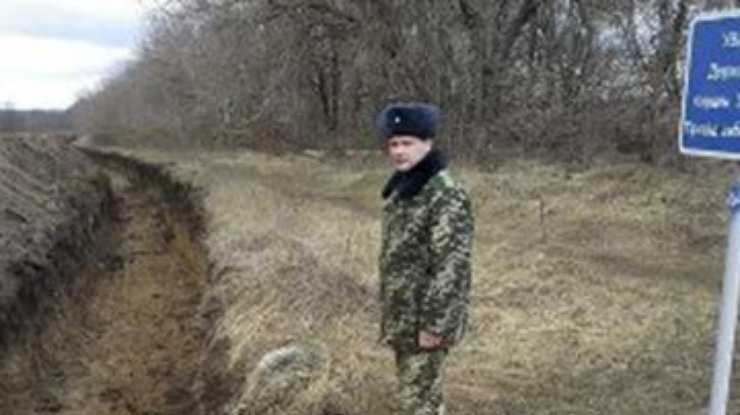 В Краснодоне люди в камуфляже со стороны России пытались засыпать защитный ров