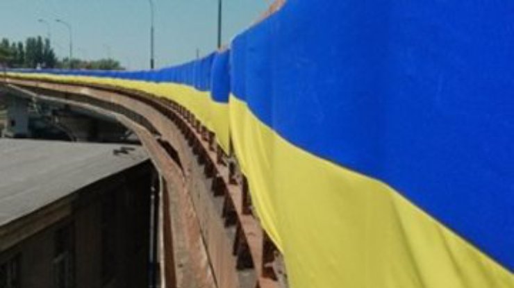 На эстакаде Одесского порта растянули 800-метровый флаг Украины
