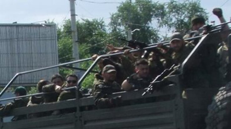 К террористам у аэропорта Донецка прибыло подкрепление (фото)