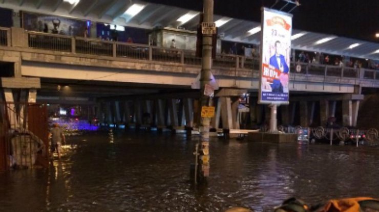 Ливень в Киеве превратился в потоп: Машины вытаскивали экскаваторами (фото, видео)