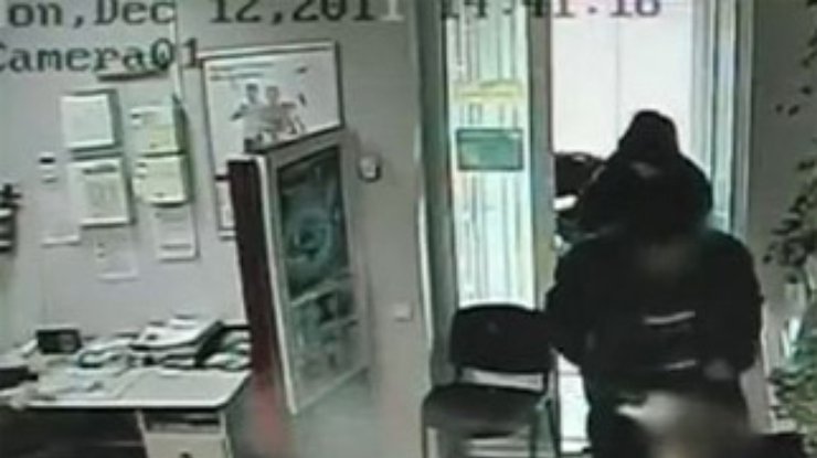 Бандиты, ограбившие "Приватбанк" в Мариуполе, оказались должниками (фото)