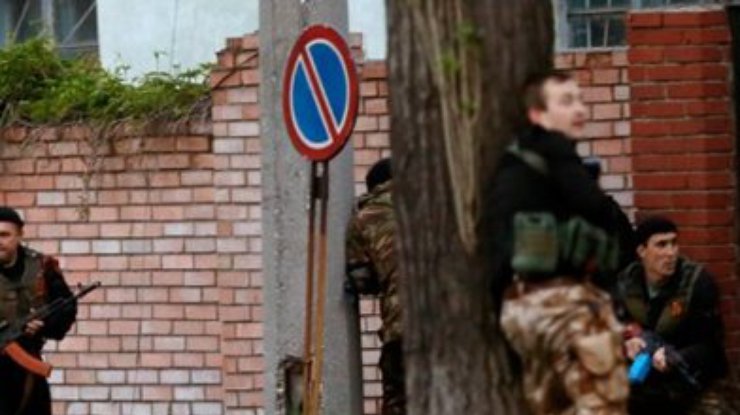 Бой в Луганске: Погранотряд штурмуют 500 террористов, стреляя из жилых квартир (онлайн, фото, видео)