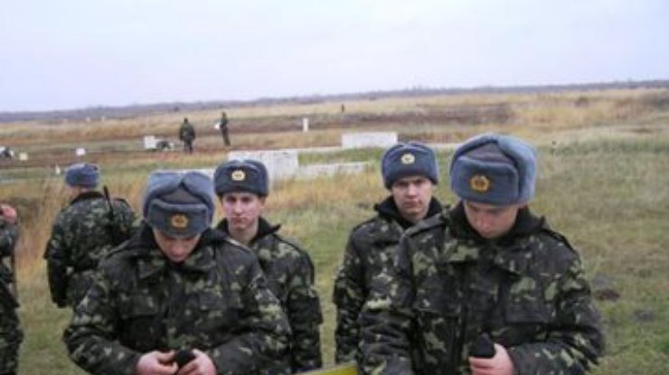 В Яворове Львовской области женщины блокируют воинскую часть, не пуская солдат на восток