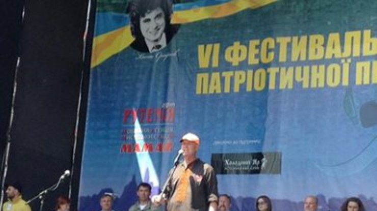На Майдане требуют немедленного роспуска Рады и бойкота российских товаров (фото)