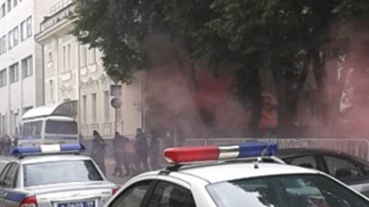 В Москве четверо молодчиков пытались с помощью пиротехники отомстить посольству Украины (обновлено, фото, видео)