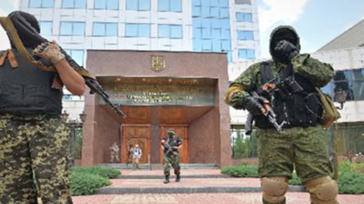Террористы вывезли крупную сумму наличности из Нацбанка Донецка и оружие инкассаторов