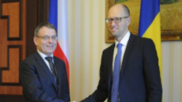 Яценюк поблагодарил главу МИД Чехии за поддержку Украины
