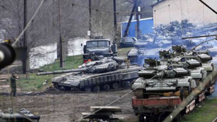 Россия готовит провокации - у границы стоят танки с украинской символикой