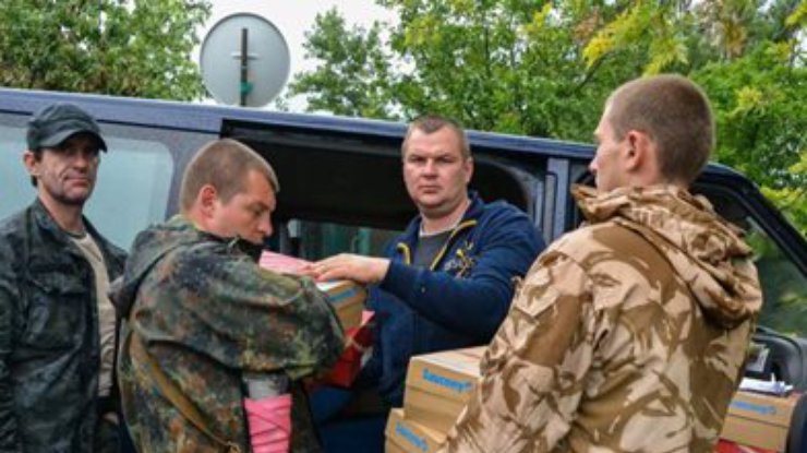 Дмитрий Булатов привез военным на Донбасс мячи и ракетки для тенниса (фото)