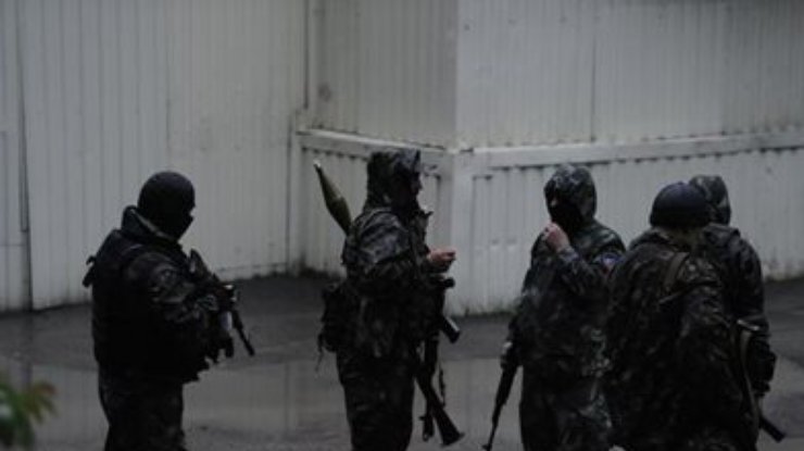 После 7-часового боя террористы захватили часть Нацгвардии в Донецке (обновлено, фото, видео)