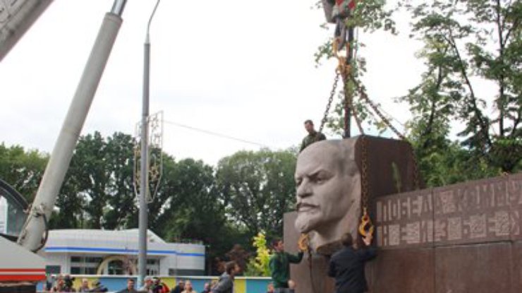 В Днепропетровске снесли стелу Ленина на проспекте Кирова (фото, видео)