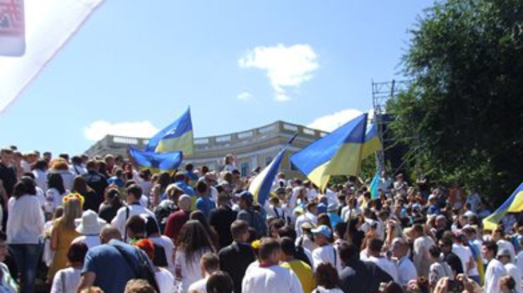 В Одессе на "мегамарше вышиванок" поддержали украинских военных (фото, видео)