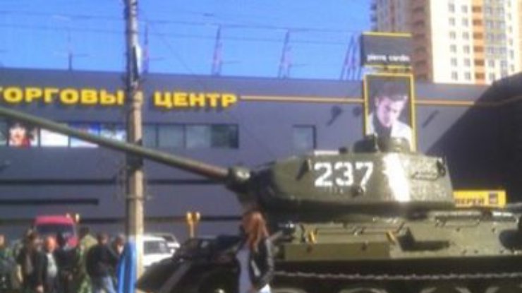 Боевики продолжают стягивать российские танки в Луганск (фото)