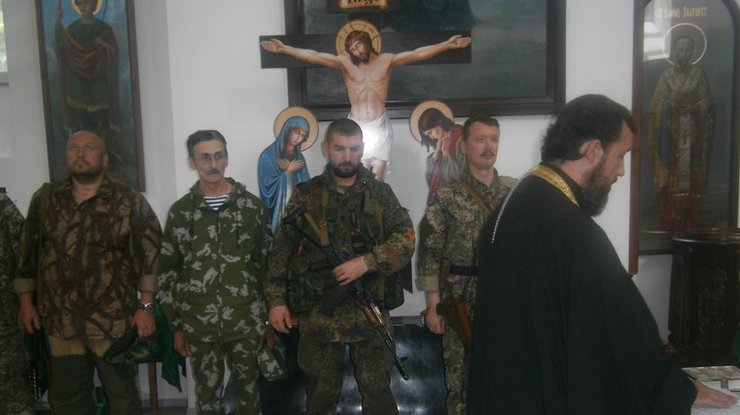 Лидер террористов Стрелок создал батальон, освятив оружие в церкви Славянска (фото)