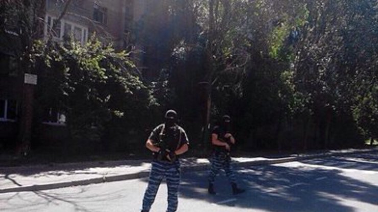 В центре Донецка штурмуют областную милицию: пострадали 7 правоохранителей, один погиб (обновлено, фото, видео)