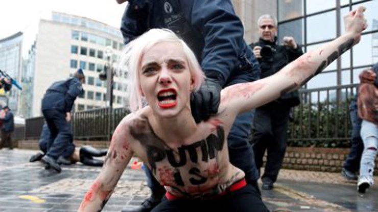 Суд Франции выдворил FEMEN из штаб-квартиры в здании завода