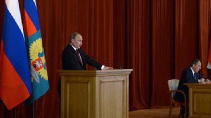 Путин пришел совещаться с послами России на каблуках (фото)
