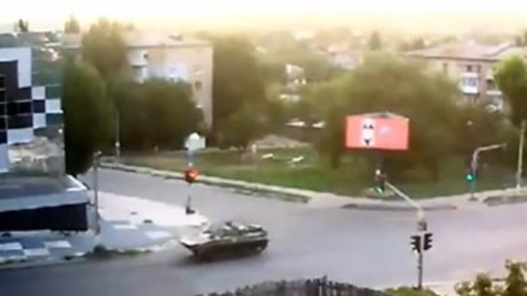 Утром по Луганску проехала колонна бронетехники (фото, видео)