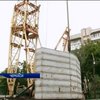 Будівельний кран загрожує падінням мешканцям приватного сектору Черкас (відео)