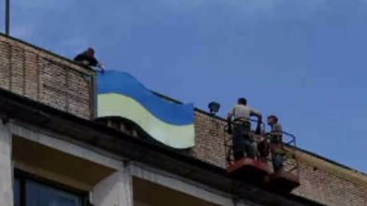 Со здания мэрии Донецка сняли флаг Украины (видео)