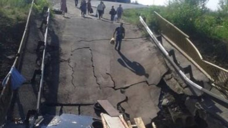 Возле Луганска террористы подорвали мост через Северский Донецк (фото)