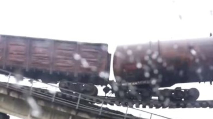 В районе Новобахмутовки под поездом взорвали еще один железнодорожный мост (фото, видео)