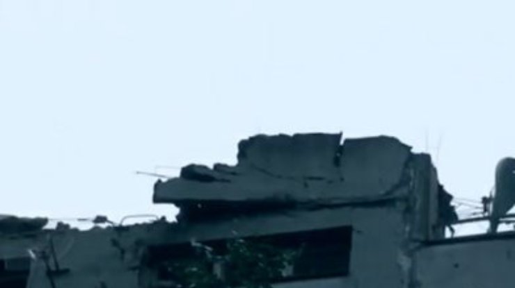 В Луганске стрельба, снаряд снес крышу 9-этажного дома (обновлено, фото, видео)