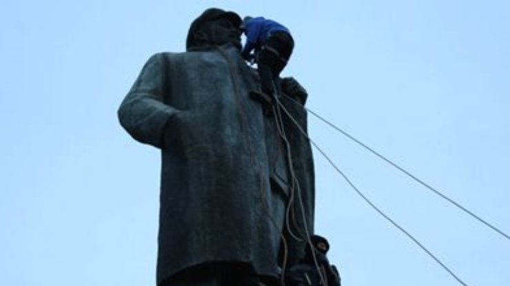 В Украине за сутки снесли второй памятник Ленину
