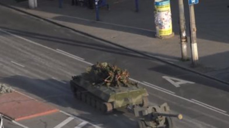 По Луганску движется колонна военной техники с флагами России и "Градами" (фото, видео)