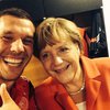 Меркель сделала селфи с футболистами сборной Германии (фото)