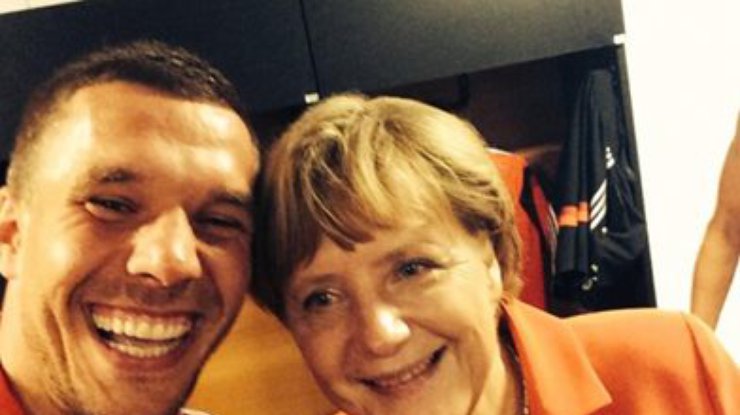 Меркель сделала селфи с футболистами сборной Германии (фото)
