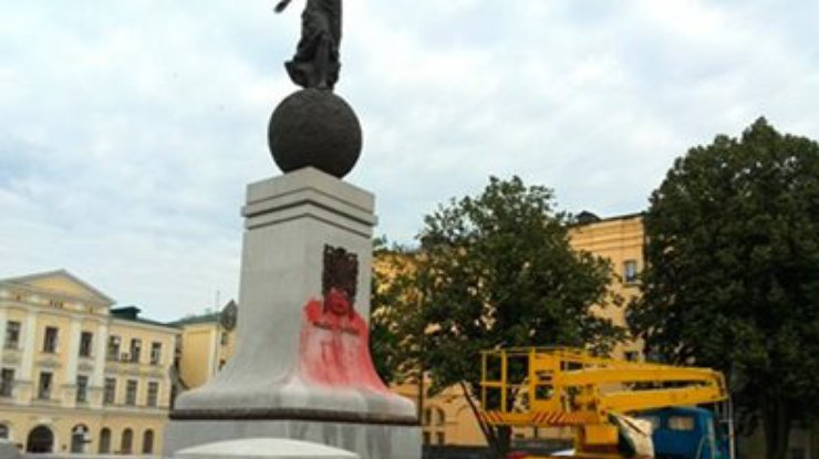 В Харькове облили краской памятник Независимости Украины (фото)