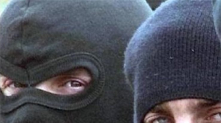 Около 60 неизвестных в балаклавах и с "коктейлями молотова" окружили дом активиста Дробикова под Киевом