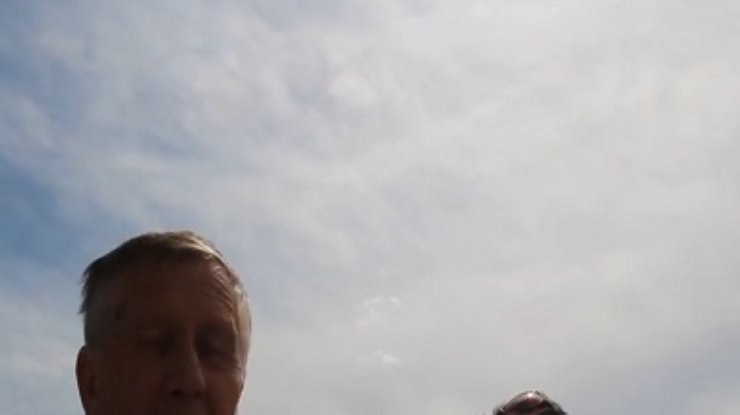 Прохожие в Славянске сорвали интервью журналисту из России поддержкой военных (видео)