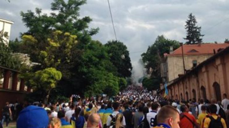 Во Львове под "Путин - х"йло" идут маршем фанаты Динамо и Шахтера (фото)