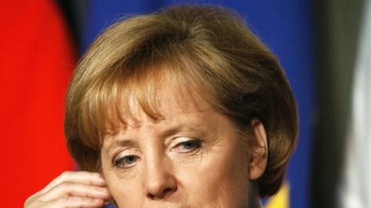 Однопартийцы Меркель принуждают ее к санкциям против России