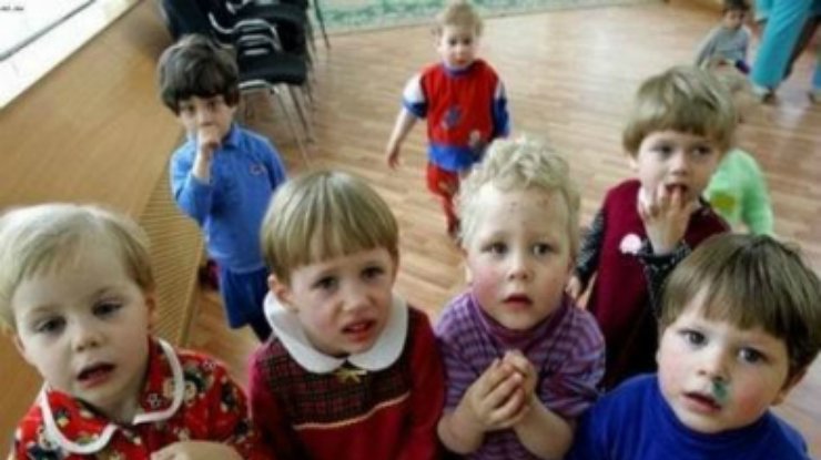 Террористы в Луганске похитили из интерната 60 детей-сирот и пытаются незаконно вывезти их в Россию