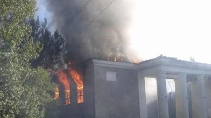 Бой в Дебальцево: сгорел дворец культуры, разрушен госпиталь и рынок (фото)