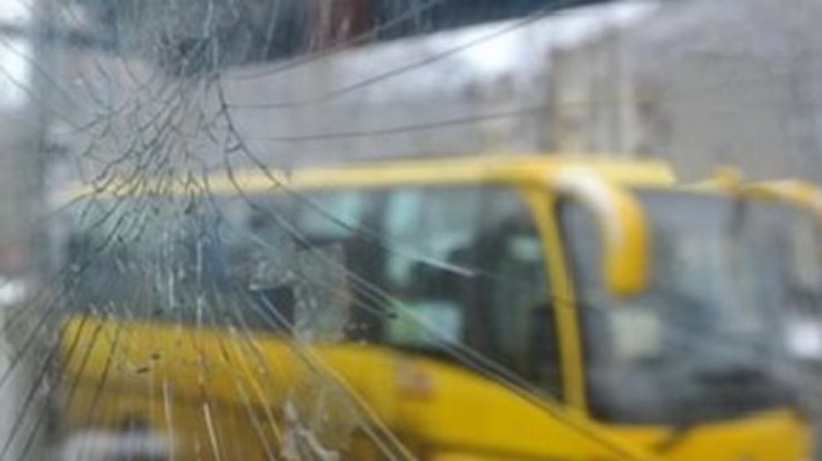 Снаряд убил водителя маршрутки и ранил двух пассажиров в Луганске