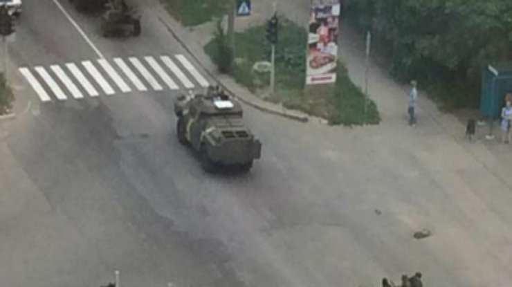 Колонна российской бронетехники вошла в Донецк со стороны Макеевки (фото)