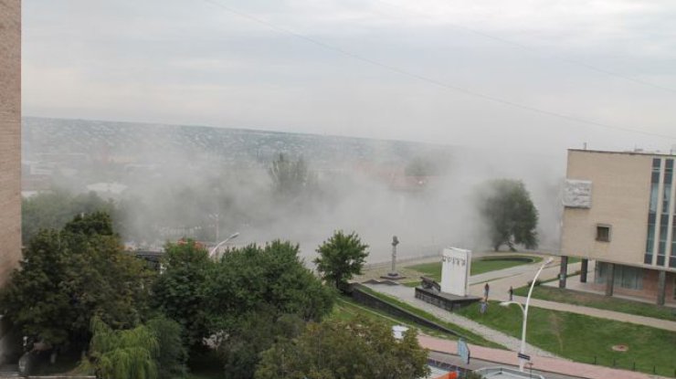 Снаряд пробил крышу Краеведческого музея Луганска