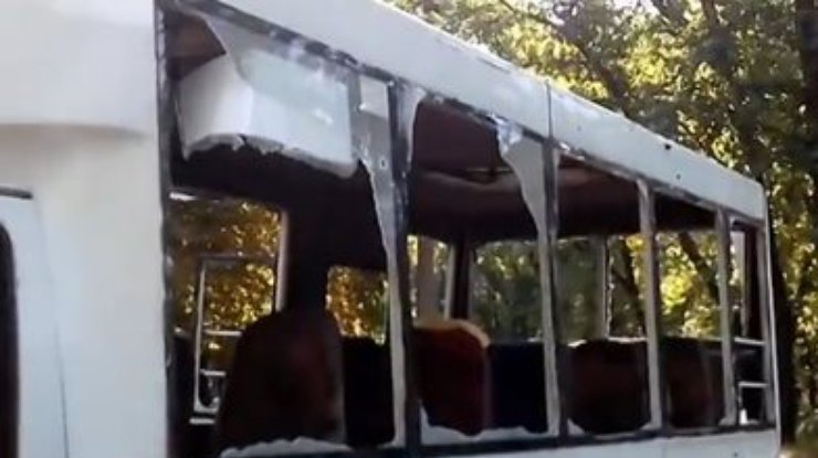 В Донецке в районе Абакумова подорван автобус: 1 погибший, 3 - раненых (обновлено, фото, видео)