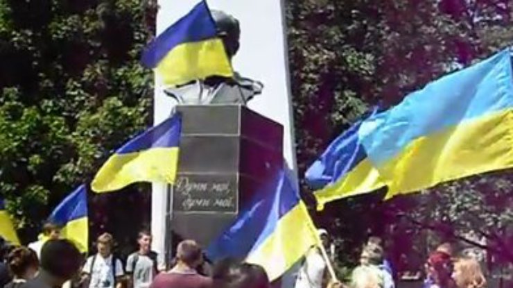 В Славянске на марше украинские патриоты спели песню о Путине (фото, видео)