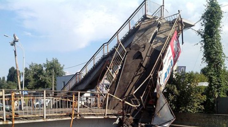 В Киеве рухнул пешеходный мост (фото)