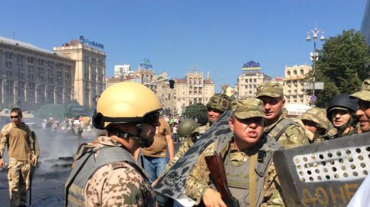 По периметру Майдана выстроились люди с оружием