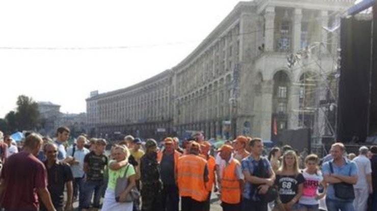 На Майдане в Киеве сносят баррикады (фото)