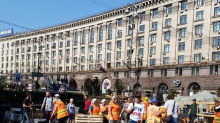 На Майдане в Киеве разбирают баррикады (фото)