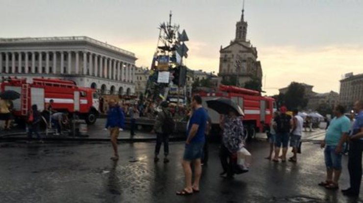 На Майдане снесли 8 палаток и почти разобрали сцену (обновлено)