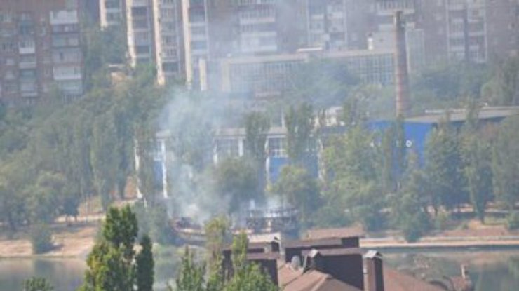 В Донецке горит нефтебаза, повреждены торговые центры (фото)